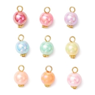 36 skinnende acryl vedhæng. 4 af hver.